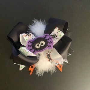 Halloween bow on alligator clip.